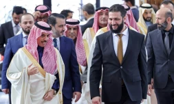 ePhoto fournie par l'agence syrienne Sana, le 24 janvier 2025, du nouveau dirigeant syrien Ahmad al-Chareh (d) accueillant le ministre saoudien des Affaires étrangères Fayçal ben Farhane à Damas