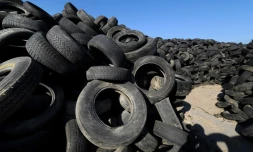 Des pneus usagés sur un site de stockage, qui seront évacués pour le compte de l'association Recyvalor, le 20 février 2009 à Vitrolles