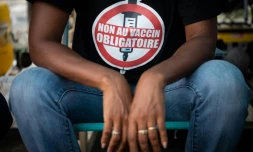 Un soignant opposé à la vaccination obligatoire, le 27 novembre 2021 à Fort-de-France, en Martinique