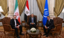 Le ministre égyptien des Affaires étrangères Badr Abdelatty (c), son homologue iranien Abbas Araghchi (g) et le directeur général de l'Agence internationale de l'énergie atomique (AIEA), Rafael Grossi, lors d'une rencontre au Caire, le 9 septembre 2025