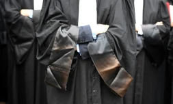 L'exécutif voulait une concertation apaisée sur sa réforme des retraites, c'est mal engagé: après un premier "coup de semonce" à la RATP, une mobilisation massive des avocats est prévue lundi, tandis que le gouvernement multiplie les entretiens avec les syndicats pour déminer le terrain