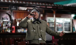 L'infirmier vénézuélien Edgar Fernandez, en costume de mariachi, chante dans un bar-restaurant d'El Junquito, prÚs de Caracas, le 24 août 2019