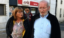 Une femme s'en prend à Jean-Claude Mas (d), fondateur des prothèses mammaires frauduleuses PIP alors que ce dernier arrive le 16 novembre 2015 au tribunal d'Aix-en-Provence  pour son procès en appel