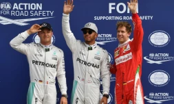 Le Britannique Lewis Hamilton (Mercedes) pose au centre du podium après avoir obtenu la pole pour le GP d'Italie, le 3 septembre 2016 sur le circuit de Monza