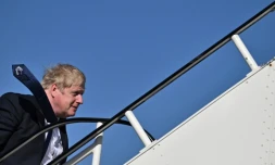 Le Premier ministre britannique Boris Johnson embarquant dans un avion à l'aéroport de Stansted prÚs de Londres, pour se rendre en Inde, le 20 avril 2022