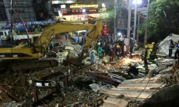 Les sauveteurs recherchent des victimes dans les décombres de l'immeuble effondré à Sihanoukville, au Cambodge, le 22 juin 2019