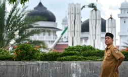 Djafaruddin près de la grande mosquée de Baiturrahman, à Banda Aceh, le 19 novembre 2024 en Indonésie