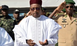 Le président du Niger Mahamadou Issoufou (c) prie lors des funérailles d'un commandant tué par Boko Haram, à Niamey le 19 mars 2016