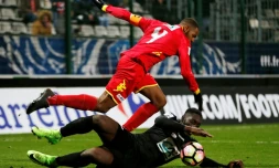 Le milieu de Guignamp Alexandre Mendy (en bas) à la lutte avec le défenseur de Quevilly-Rouen William Sery en Coupe de France, le 1er mars 2017 au Petit-Quevilly