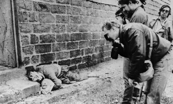 Des journalistes photographient et filment les cadavres d'un homme et de son bébé, le 20 mars 1988, dans la ville kurde de Halabja, après l'attaque de l'armée irakienne