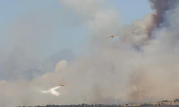 Des avions de lutte contre les incendies Canadair de l'armée de l'air espagnole larguent de l'eau sur un feu de forêt près de San Martín de Valdeiglesias, à l'ouest de Madrid, le 24 juillet 2026.