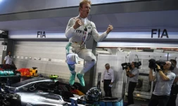 Le pilote Mercedes-AMG Nico Rosberg, vainqueur du GP de Singapour, le 18 septembre 2016 sur le circuit de Marina Bay