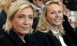 Marine Le Pen, candidate FN à la présidentielle et sa nièce, la députée du Vaucluse Marion Maréchal-Le Pen (D), le 15 octobre 2016 à Nice