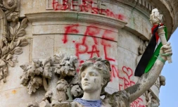 La statue de la République taguée après des manifestations en soutien aux Palestiniens à Gaza, place de la République à Paris, le 13 juin 2025