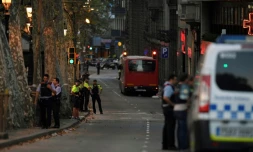 La police dans le périmètre de sécurité mis en place après un attentat, le 17 août 2017 à Barcelone