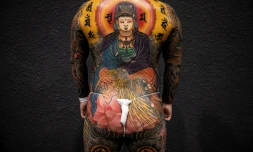 Un homme exhibe ses tatouages lors de la 7e édition de la Foire internationale du tatouage de Hong Kong, en Chine