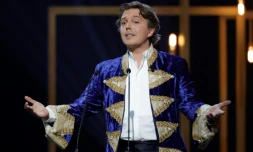 L'humoriste Alex Vizorek présentant la cérémonie des Molières aux Folies Bergère le 30 mai 2022.