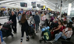 Des passagers à l'aéroport Heathrow de Londres, le 29 mai 2017