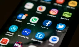 Un téléphone portable avec ses applications, le 22 mars 2018, à Manchester United (Angleterre)