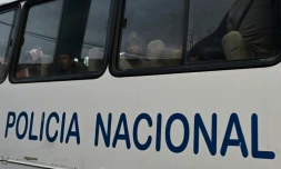 Des pêcheurs interpellés sont transportés dans un bus de la police nationale vers l'Unité de surveillance communautaire (UVC) depuis le port de Manta, en Équateur, le 4 septembre 2026