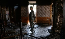 Un membre des forces de sécurité dans un bùtiment touché par une attaque le 6 octobre 2015 à Kaboul