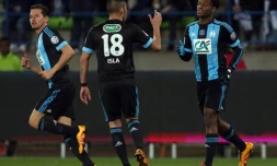 L'attaquant Michy Batshuayi (d) inscrit le but de la victoire pour Marseille en quarts de finale de la Coupe de France Ă Caen, le 3 mars 2016