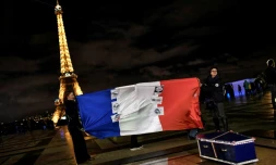 Des "policiers en colÚre" tiennent le drapeau français et posent prÚs d'un cercueil représentant les fonctionnaires de police décédés, Esplanade du Trocadéro à Paris, 12 mars 2019