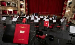 A la Scala, l'orchestre  a pris sa place au parterre, à Milan, le 7 mai 2021
