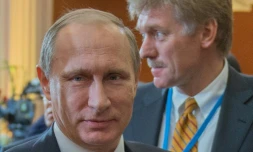 Le président russe Vladimir Poutine (g) et le porte parole du Kremlin Dmitry Peskov, le 6 octobre à Astana