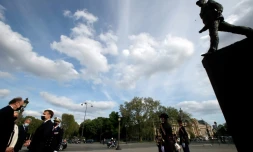 Emmanuel Macron et Yves de Gaulle (petit fils) au pied de la statue du général de Gaulle à Paris le 8 mai 2021