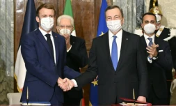 Au premier plan : Le président français Emmanuel Macron serre la main du Premier ministre italien Mario Draghi aprÚs la signature d'un traité bilatéral, le 26 novembre 2021 à Rome
