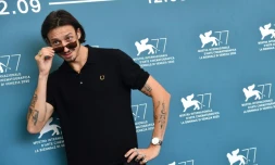 Le rappeur Elvis Roméo, lors d'une séance photo au festival du cinéma de Venise, le 5 septembre 2020