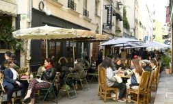 Photo prise le 19 mai 2021 à Paris montrant la réouverture des terrasses de restaurants