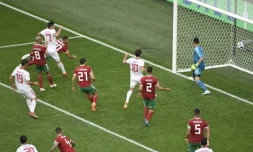 Le Marocain Aziz Bouhaddouz inscrit un but contre son camp contre l'Iran lors du Mondial, le 15 juin 2018 à Saint-Pétersbourg
