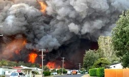 Feu de brousse tout proche d'un quartier de Harrington, en Australie, Ă environ 330 km au nord-est de Sydney. Photo prise par Kelly-ann Oosterbeek le 8 novembre 2019