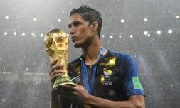 Le défenseur de l'équipe de France Raphaël Varane embrasse la Coupe du monde, le 15 juillet 2018 à Moscou