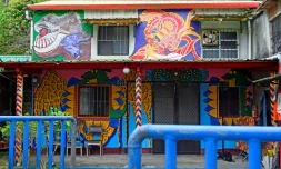 Une maison décorée de graffitis à Ruan Chiao par l'artiste Wu le 30 mars 2019 à Taïwan