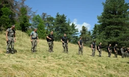 Des gendarmes participent à l'opération de recherche d'Emile, deux ans et demi, porté disparu depuis deux jours, le 10 juillet 2023 dans le village du Vernet dans les Alpes-de-Haute-Provence