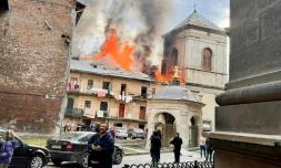 Photo diffusée sur la chaîne Telegram officielle du maire de Lviv, le 24 mars 2026, montrant des habitants près d'un bâtiment en flammes après un bombardement aérien à Lviv
