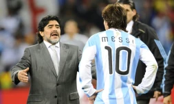 La légende de l'Argentine Diego Maradona et Lionel Messi à l'issue du match de Coupe du monde perdu face à l'Allemagne, le 3 juillet 2010 au Cap