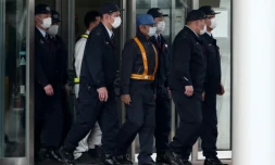Carlos Ghosn (casquette bleue) à sa sortie de prison, le 6 mars 2019 à Tokyo