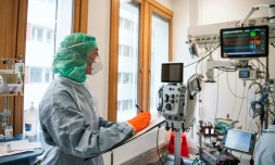 Une infirmière en tenue de protection au chevet d'un patient Covid-19 dans l'hôpital Karolinska de Stockholm, le 19 avril 2020.