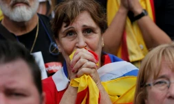 Une femme attend à l'extérieur du Parlement catalan le résultat d'un vote sur l'indépendance de la région, à Barcelone, le 27 octobre 2017