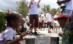 Samedi 20 novembre 2010 - La batucamob' sur le parking du marché forain de Saint-Paul
(Photos : Julie Fioretti)