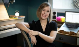 Camille Pépin pose dans son studio-appartement à Paris, le 11 février 2019