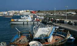 Un navire de patrouille de Frontex mouille dans le port de Lampedusa jeudi 14 août 2025, alors que les recherches se poursuivent pour tenter de retrouver des migrants ou les corps de nombreuses personnes encore portées disparues après un naufrage la veille qui a fait au moins 27 morts au large de la ville italienne