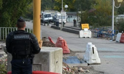 Un gendarme en position à proximité d'un camp de gens du voyage, le 22 octobre 2015 à Moirans, près de Grenoble