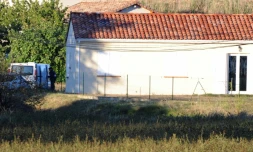 Un policier se tient devant la maison d'Abdelkader Merah, le 26 septembre 2012 Ă Auterive, dans le sud-ouest de la France