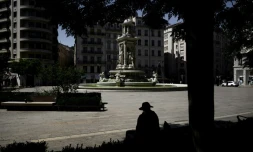 Un homme assis à l'ombre, le 21 août 2023 à Lyon pendant un épisode de canicule en France