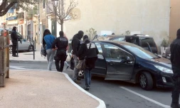 Photo tirée d'une vidéo, le 27 janvier 2015, montrant des policiers du GIPN arrêtant une personne lors d'une opération antijihadiste à Lunel, dans l'Hérault